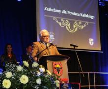 Wiesław Chojnacki, wieloletni nadleśniczy Nadleśnictwa Kalisz uhonorowanie Medalem "Zasłużony dla Powiatu Kaliskiego"